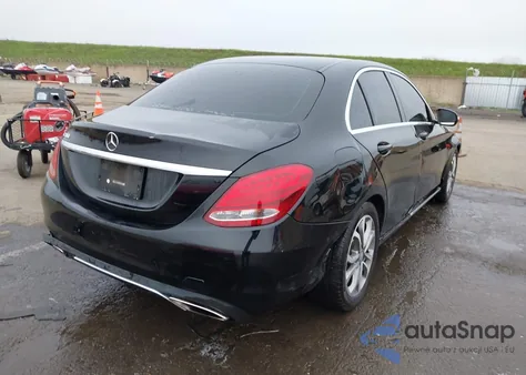 2015 Mercedes-Benz C 300 z USA, uszkodzony, nr VIN 55SWF4JBXFU077726